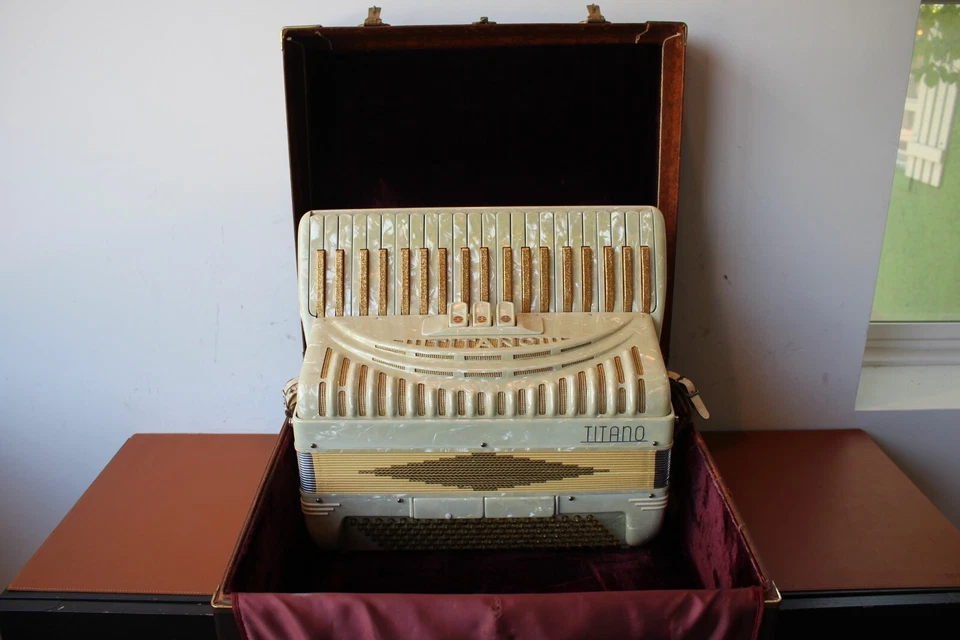 Titano Ideal T2220 41/120 range compact 17" keyboard Piano Accordion - Image 1 of 4