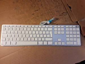 Apple A1243 Wired Aluminium Keyboard-White Missing One Key. WORKS READ - Afbeelding 1 van 9