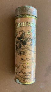 Alte Blechdose Ahab Fettstift Brillantine No7060 Bergmann Waldheim 9x3cm Dekorat - Bild 1 von 5