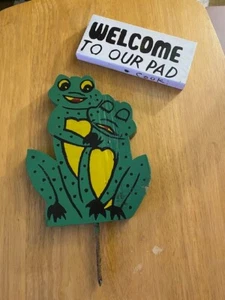 Anthropomorphic Frog Welcome To Our Pad Wooden Garden Stake Midcentury Vintage - Picture 1 of 13