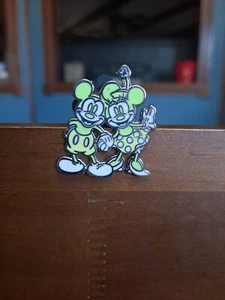 Disney Trading Collector Verde Claro Amarillo y Blanco Minnie y Mickey Mouse Plateado - Imagen 1 de 2