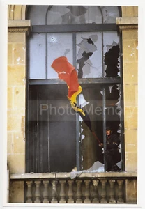 The Romanian Rising Flag, Bucarest, Romania, 1989 - Orignl Photo by José Nicolas - Picture 1 of 3