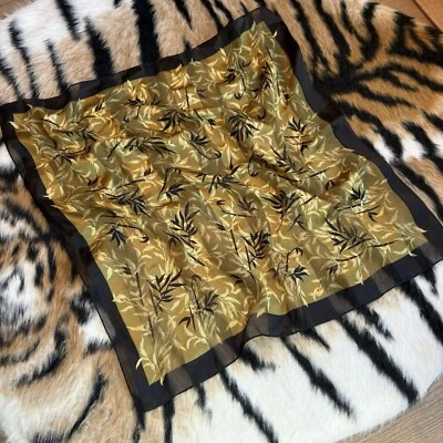 Bufanda estilo seda botánica de bambú verde y negro vintage a rayas Foto 1 de 4