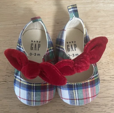 Zapatos planos Mary Jane a cuadros bebé Gap con lazos de terciopelo rojo, talla 0-3 meses. Foto 1 de 4