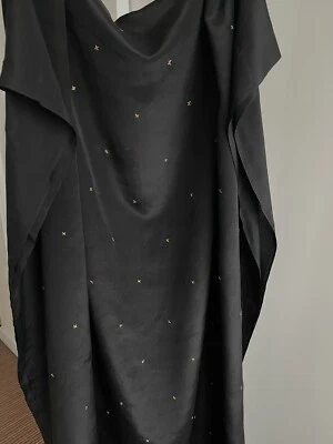 "Tela 100 % seda crepé de china color negro con bordado dorado a mano 44"" de ancho 3 yardas" Foto 1 de 4