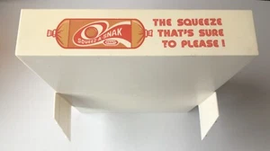 Bandeja de exhibición de tienda de plástico para alimentos vintage de los años 70 exprime una serpiente segura para complacer - Imagen 1 de 10