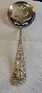 Große Stieff Sterling Repousse 8" Schlitz Runde Schüssel Löffel 3,15 Unzen - Bild 1 von 7