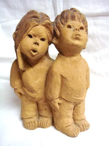 Escultura vintage LEE BORTIN ORIGINALES niño y niña mirando hacia arriba 7,5" - Imagen 1 de 9
