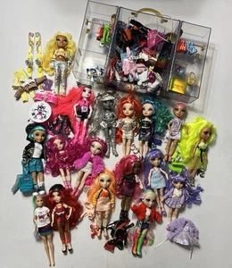 Riesiges Rainbow High Puppen- und Zubehörpaket / Originalkleidung / Schrankkoffer / LESEN - Bild 1 von 16