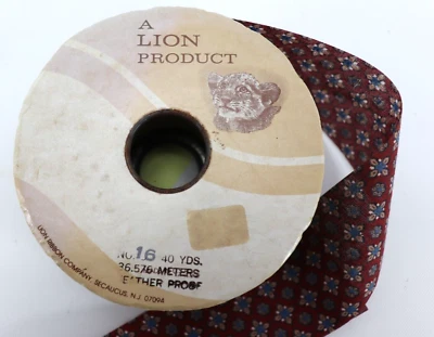 Producto artesanal vintage pequeño floral A Lion y más 40 yardas patrón difícil de encontrar EE. UU. Foto 1 de 4