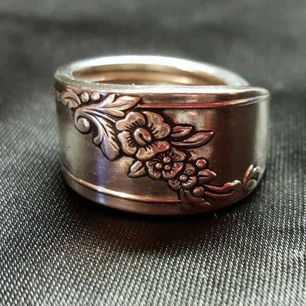 Anillo cuchara chapada en plata esterlina de colección Queen Bess 1946 banda flores hechas a mano Foto 1 de 1