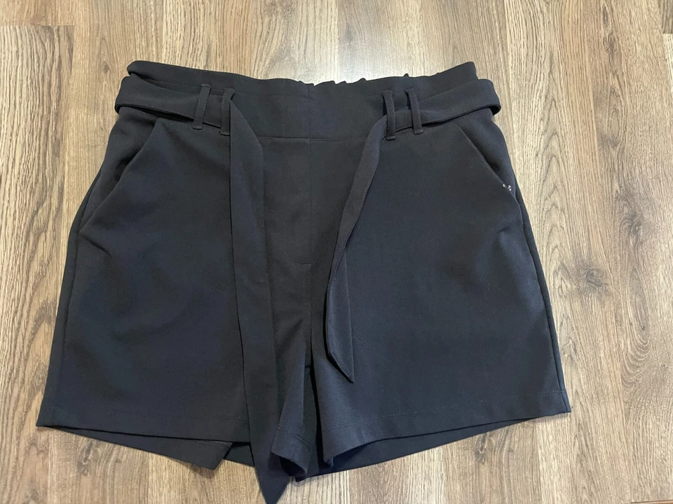 Pantalones Cortos Maurices, Para Mujer Talla Grande, Negros, Cintura Corbata, Bolsillos Foto 1 de 4