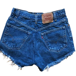 Pantaloncini corti donna Levi's 517 tagliati taglia 32 vita alta orlo sfilacciato - Foto 1 di 4
