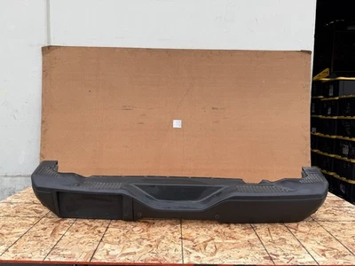 ОРИГИНАЛЬНЫЙ ЗАДНИЙ ПЛАСТИКОВЫЙ БАМПЕР FORD BRONCO 2021-2025 С ДАТЧИКАМИ В СБОРЕ - Изображение 1 из 4