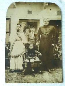 INDIA VINTAGE B/W PHOTOGRAPH THE INDIAN FAMILY - FATHER YOUNG MOTHER AND 2 KIDS - Picture 1 of 2