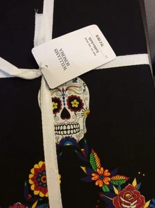 Tovaglia Fienile Ceramica Giorno dei Morti 70x108 Nuova con etichette! Teschi di Zucchero Halloween - Foto 1 di 1