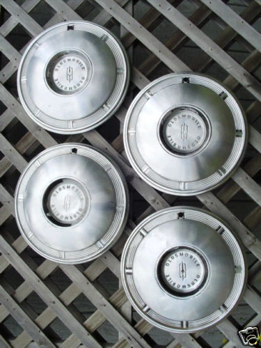 OLDSMOBILE JETSTAR TAPACUBOS PERSONALIZADOS CRUISER CUBIERTAS DE RUEDA ANTIGUO CLÁSICO VINTAGE Foto 1 de 1