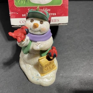 Hallmark Vintage 2000 Snow Buddies Schneemann Kardinal Vogelsamen Ornament  - Bild 1 von 4