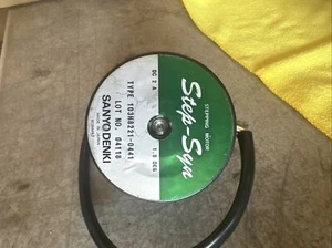 1 Stück Neu Sanyo 103H8221-0441 103H82210441 Schrittmotor DC 2A 1,8 DEG - Bild 1 von 3