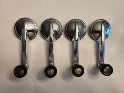 CONJUNTO DE 4 MANIVELAS DE JANELA INTERIORES GM 1954-1962 (BOTÕES PRETOS) - Imagem 1 de 4