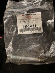 Original Mitsubishi Bremssattel Schieber / Stift / Führung 4605A212 Plus MB699264 - Bild 1 von 2