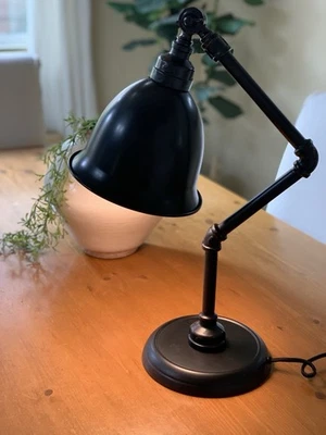 Lámpara de escritorio industrial ajustable Pottery Barn acabado negro metal Foto 1 de 4