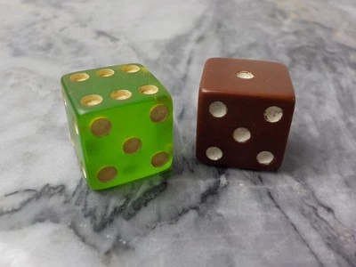 Dados de colección 1 verde manzana translúcido y 1 marrón 5/8 pulgadas seis caras Foto 1 de 2