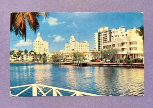 Sello postal vintage de 3c 1957 Miami Beach FL hoteles a través de Indian Creek Sajonia - Imagen 1 de 2
