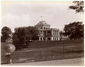 SINGAPORE GOVERNMENT HOUSE & MAN WITH PARASOL ANTIQUE PHOTO G.R. LAMBERT & CO. - Picture 1 of 2