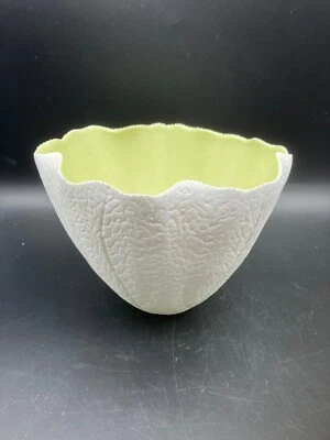 "Cuenco Anthropologie blanco diseño orgánico hoja impresión verde interior 6"" x 8""" Foto 1 de 4