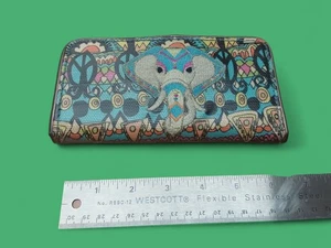 Cartera/señales de paz Sakroots Boho Elephant para dama. - Imagen 1 de 4