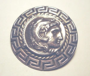 Bellissima MONETA TESTA ROMANA VINTAGE argento 800 chiave greca bordata 1 5/8" PIN - Foto 1 di 2