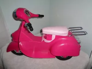 BATTAT Our Generation Girl Fucsia Vespa SCOOTER Moto 18" Bambola Americana - Foto 1 di 3