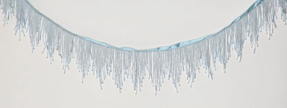 Borde de flecos con cuentas de vidrio azul claro iridiscente - 9 yardas en total, usado Foto 1 de 4