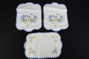 3 Vintage Tischwäsche handbestickt Häkelkante blau Vögel Blumen Deckchen - Bild 1 von 12