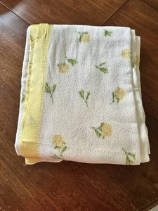 Vintage Acryl gelbe Rosen weiß Blumen Decke Satinborte Kanten 80x69 - Bild 1 von 5