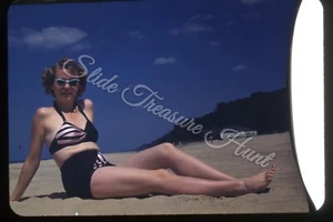 Bonita Mujer Gafas de sol Traje de baño 35 mm Diapositiva Años 50 Borde Rojo Kodachrome - Imagen 1 de 3