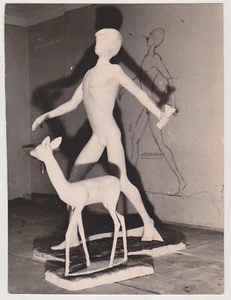 Raro Niño con Ciervo Escultura Estudio Arte Foto Retro Única Obra de Arte Abstracta - Imagen 1 de 8