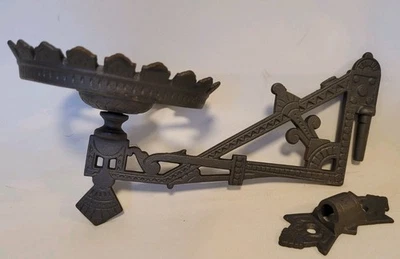 Antiguo soporte de lámpara de queroseno de aceite de metal fundido salvamento, gris, Art Deco y montaje en pared Foto 1 de 4