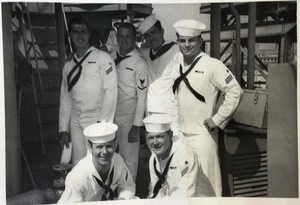 1940’s WW2 PHOTO HANDSOME COCKY US NAVY SAILOR SAILORS SEAMEN - Picture 1 of 2