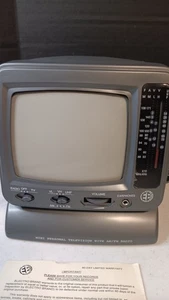 Vintage Electro Marca Modelo 327K Portátil AM/FM 5" Negro/Blanco NUEVO - Imagen 1 de 13