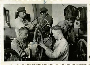 ALEMANIA, TALLER DE REPARACIÓN MILITAR DE BICICLETAS Y FOTO INSTANTÁNEA ORIGINAL ca 1935 - Imagen 1 de 2