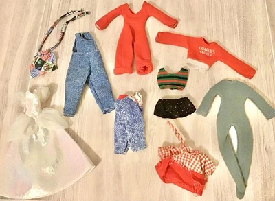 Lote de ropa y accesorios para mini muñecas tamaños surtidos Charlies Angels Disney y más Foto 1 de 4