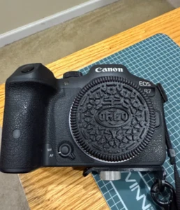 Canon EOS RF Body Cap Oreo Version - Picture 1 of 2