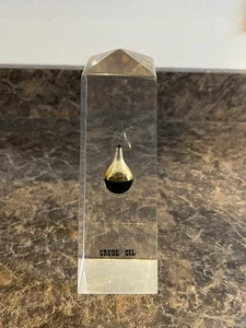 Vintage Rohöltropfen in klarem Plexiglas oder Acryl Briefbeschwerer Briefbeschwerer - Bild 1 von 12