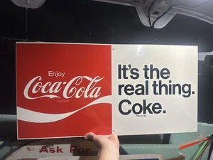 Insegna Pubblicitaria Enjoy Coca Cola It's The Real Thing Coca Cola Anni 70 30" Insegna Soda - Foto 1 di 5