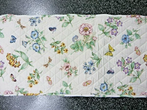 Runner da tavolo trapuntato Lenox farfalle e motivo floreale tutto cotone 67" x 14" - Foto 1 di 3