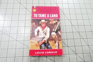 TO TAME A LAND BY LOUIS L'AMOUR 1959  2ND GOLD MEDAL PULP ERA WESTERN - Bild 1 von 3