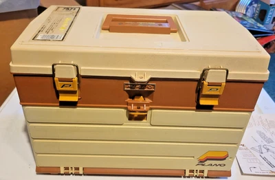 Caja de aparejos vintage Plano 757 almacenamiento de pesca marrón/bronceado hecha en EE. UU. 4 cajones Foto 1 de 4