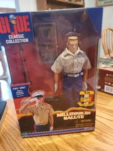 Brazo de saludo de 12" GI Joe Millennium Salute Classic Collection con medalla y soporte - Imagen 1 de 5